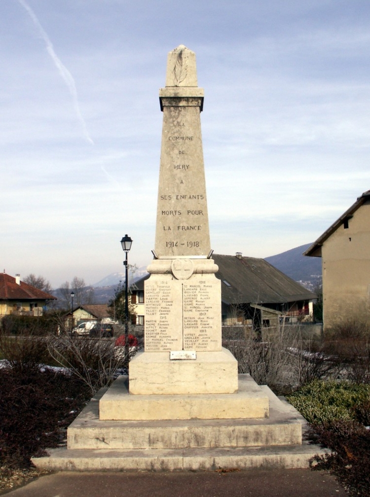 Monument aux morts au centre du village - Héry-sur-Alby