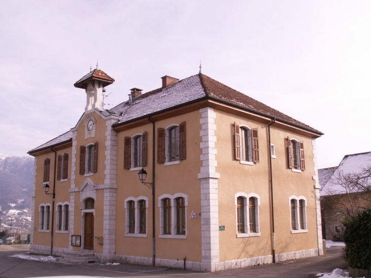 école au centre du village de Héry-Sur-Alby