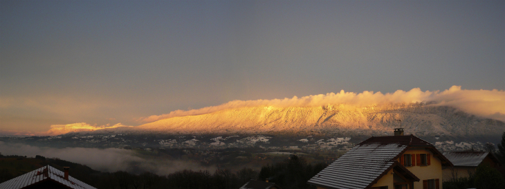 Panorama_du_Parmelan_et_du_Semnoz_enneigé_vus_depuis_la_commune_d'Héry-sur-Alby