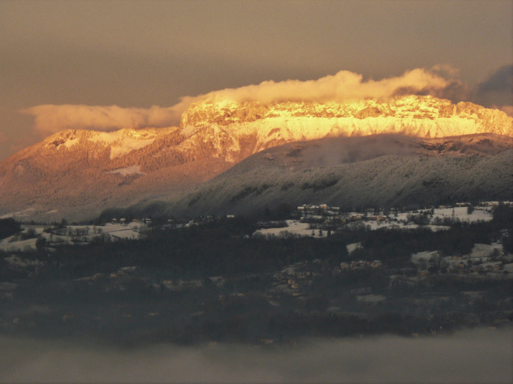 Couché_de_soleil_sur_le_Parmelan_vu_depuis_la_commune_d'Héry-sur-Alby_d'Héry-sur-Alby