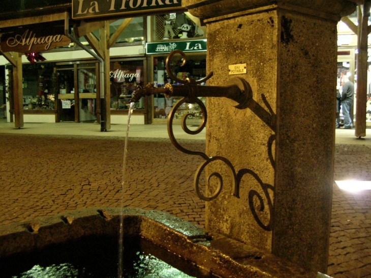 La fontaine sur la place-office tourisme - La Clusaz