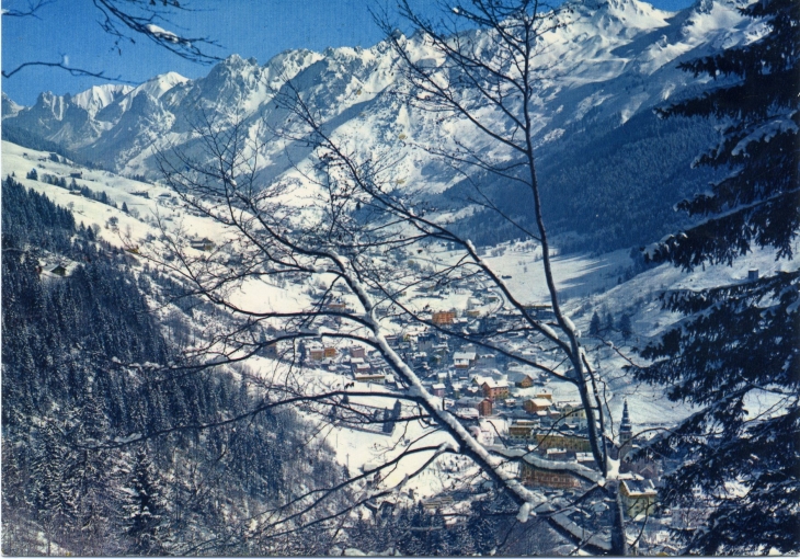 Echappée sur la station - Chaîne des Aravis (carte postale de 1980) - La Clusaz