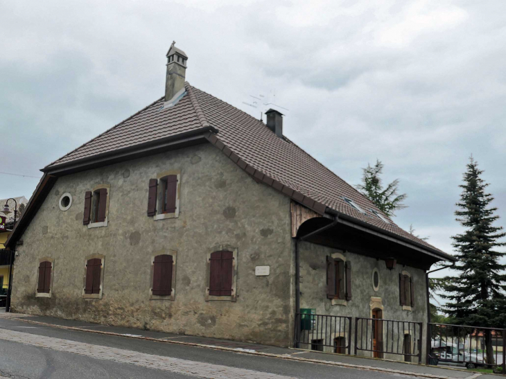 Maison ancienne dans le village - Larringes