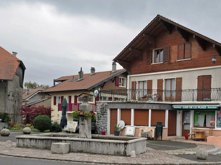 Fontaine dans le centre du village - Larringes