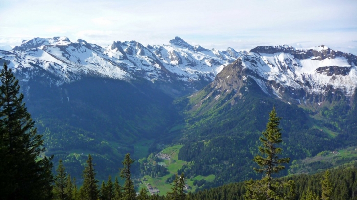 Vue d'ensemble avec la Pointe percée qui domine derrière - Le Reposoir