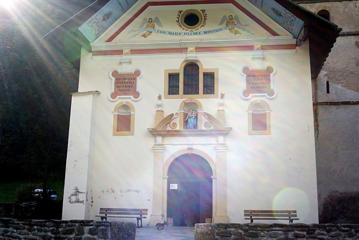 Les rayons du soleil sur la façade de Notre Dame de la Gorge - Les Contamines-Montjoie