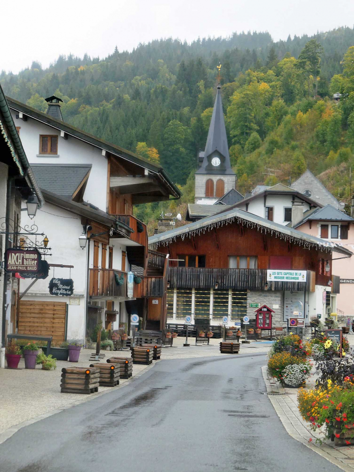 L'église vue du centre touristique - Les Gets