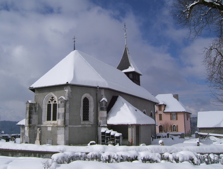 L'église entourée du cimetière - Les Ollières