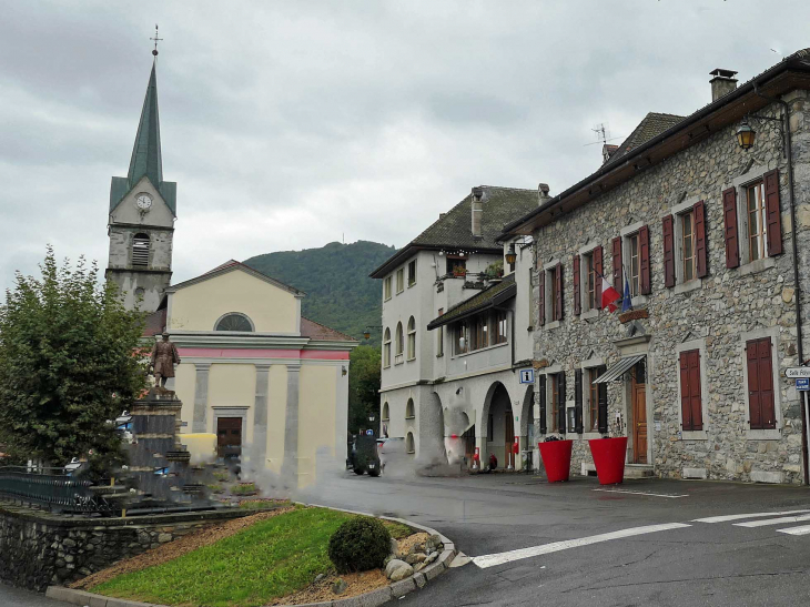 Place de l'Eglise : mairie et église - Lugrin