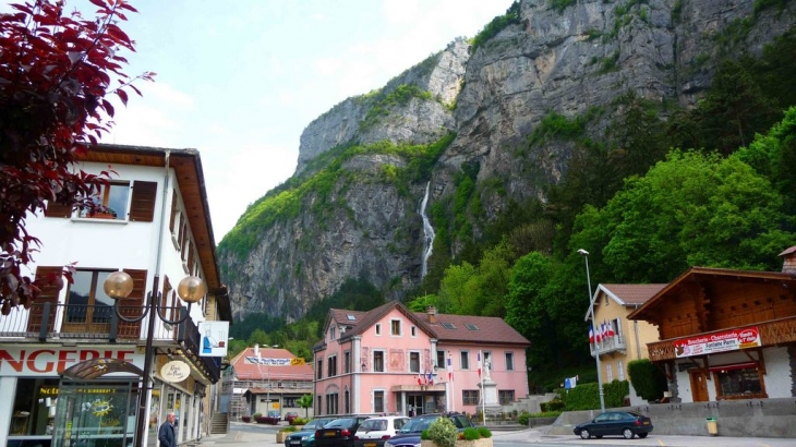 Magland et sa cascade d'Orlier