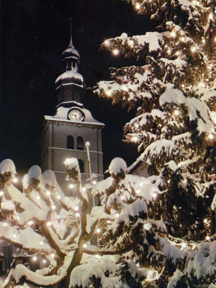 Ombres et lumières sur le clocher enneigé (carte postale de 1976) - Megève