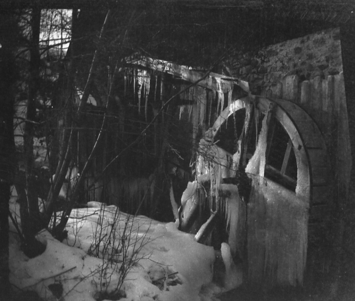 Roue du moulin prise dans les glaces - Morillon