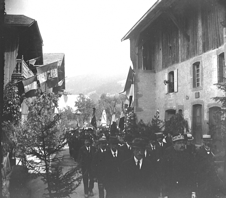 Défilé dans la rue principale - Morillon