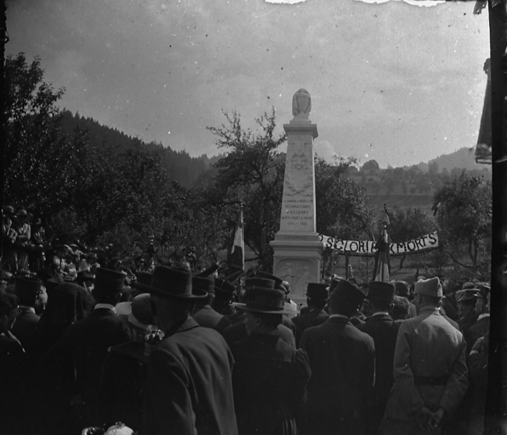 Inauguration du Monument aux Morts par le Maire Luc DEROLLAND - Morillon