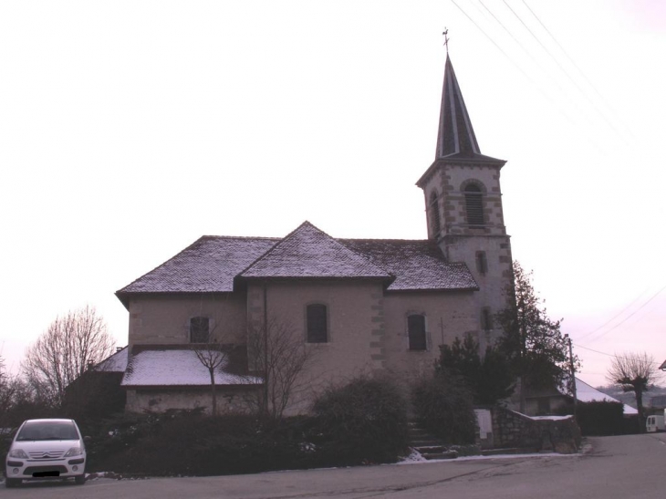 Mûres église sur la place du village