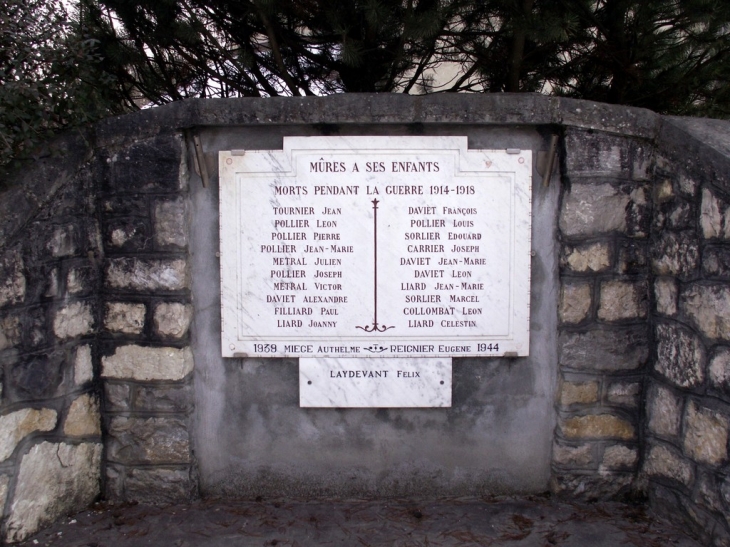 Plaque commémorative proche de l'église sur la place du village - Mûres