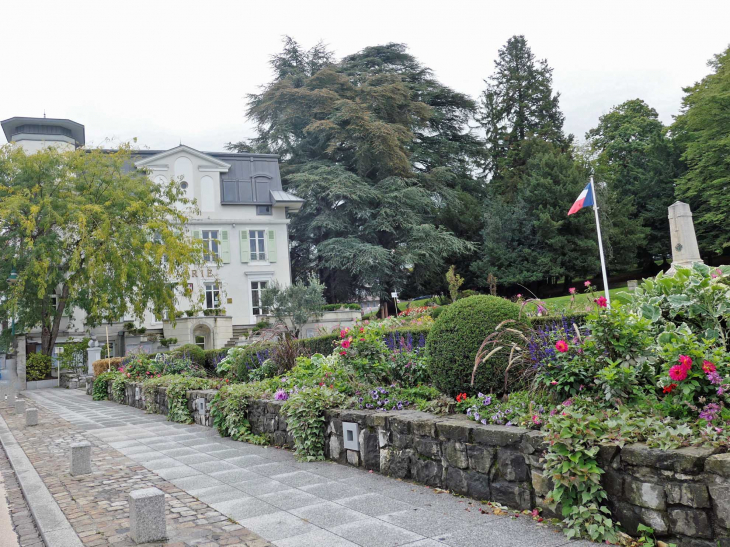 Le square et le monument aux morts derrière la mairie - Publier