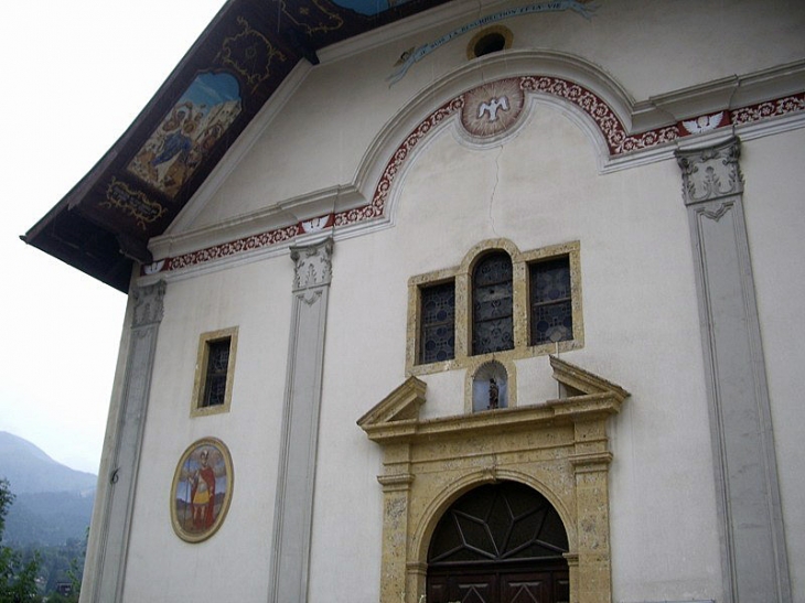 La façade et le toit décoré de l'église - Saint-Gervais-les-Bains