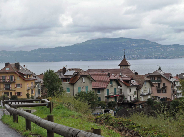 Au bord du lac Léman à la frontière de la Suisse - Saint-Gingolph