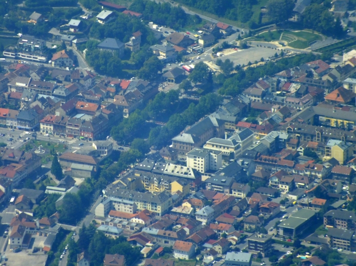 La place du marché le long de la rivière la Sallanche - Sallanches