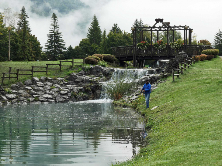 Pêcheur au bord du lac aux Dames - Samoëns