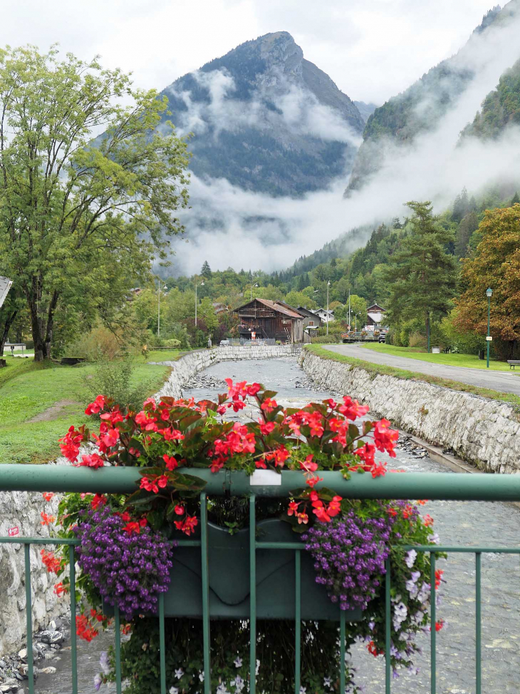 Le Giffre et la montagne vus du pont - Samoëns