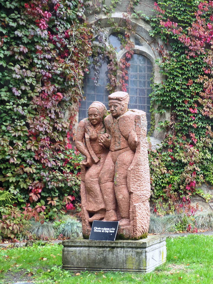 Statue au pied de l'église Notre Dame de l'Assomption - Samoëns