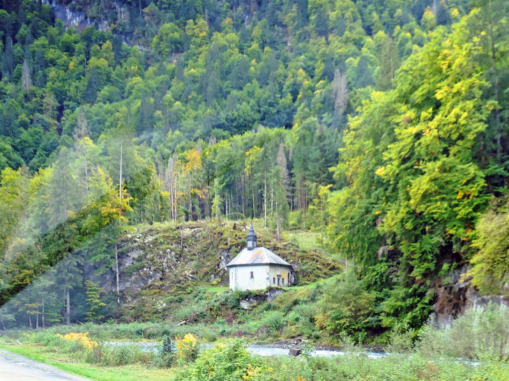 La chapelle Notre Dame des Grâces sur l'autre rive du Giffre - Sixt-Fer-à-Cheval