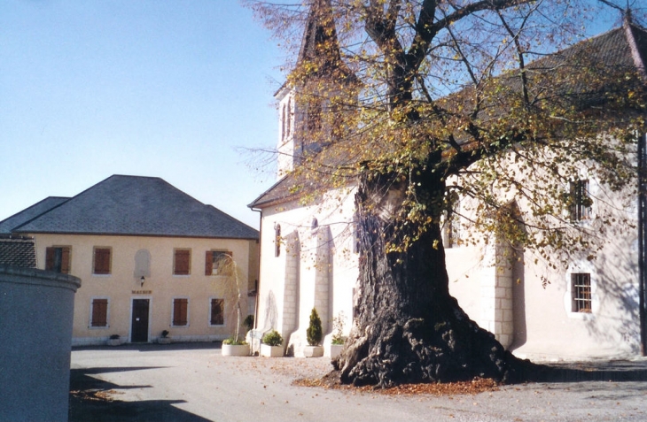 La place du village de Thusy 74150