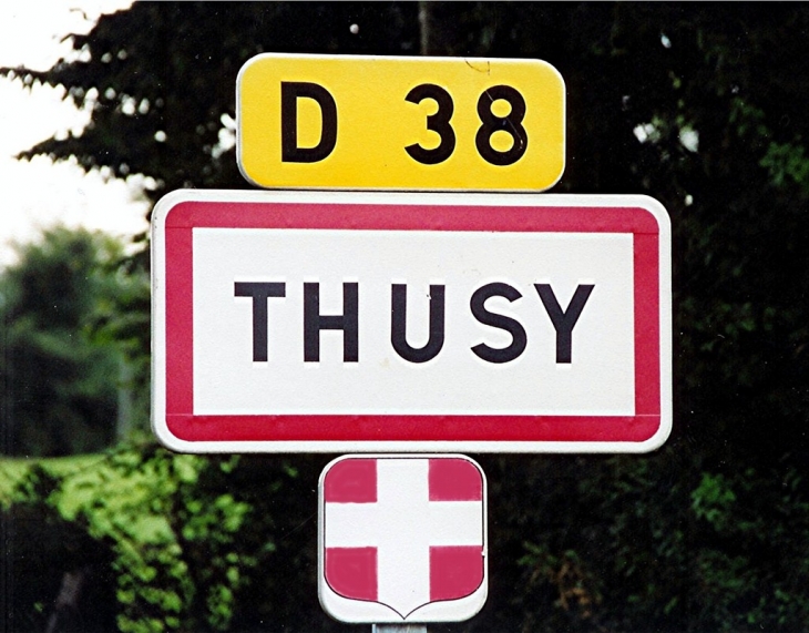 Panneau à l'entrée du chef-lieu de la commune - Thusy