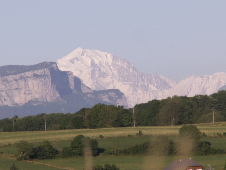 Zoom sur le Mont-Blanc depuis le haut du chef-lieu de Thusy