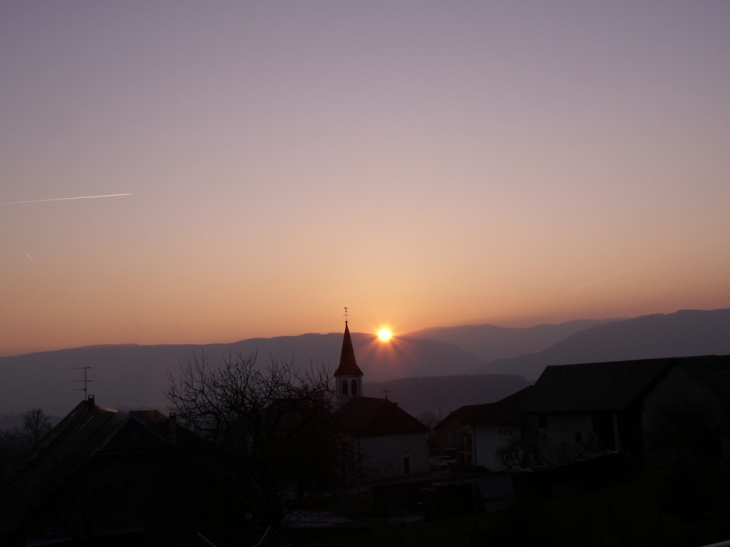 Coucher de soleil depuis le chef-lieu de Thusy; au loin Le Grand Colombier derrière le Val de Fier