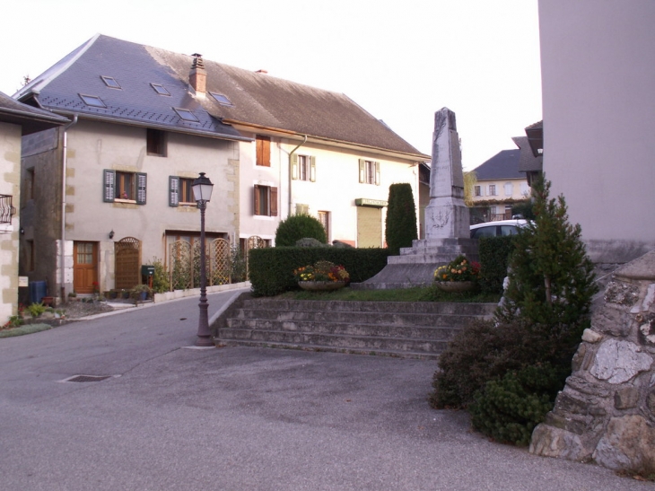 Le monument aux morts sur le côté de l'église, l'ancienne mercerie & cordonnerie, l'ancienne épicerie et au loin l'ancienne poste. - Thusy