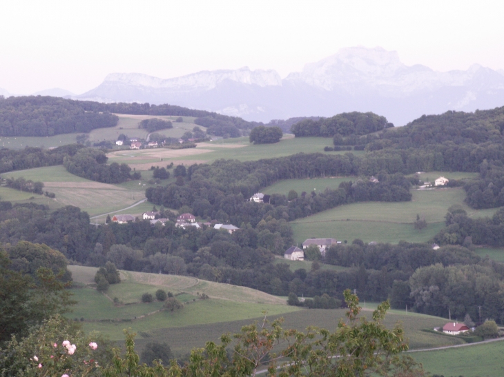 Quelques hameaux de Thusy vus depuis la colline de Charmont par une soirée d'été