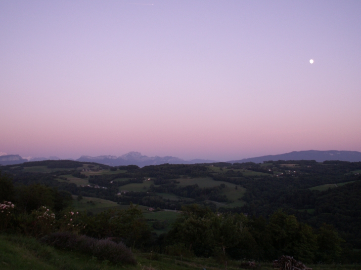 Vue de certains hameaux de Thusy depuis les hauteurs de Charmont par une soirée d'été