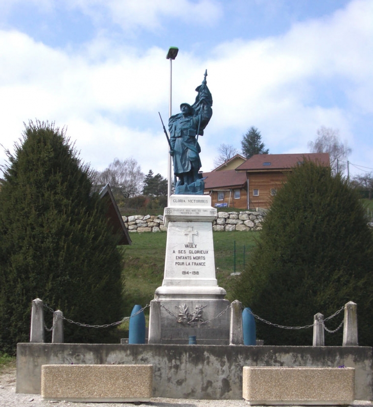 Monument aux morts près de l'église de Vaulx 74150