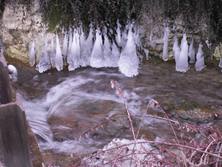 Glaçons dans le ruisseau au coeur du village - Viuz-la-Chiésaz