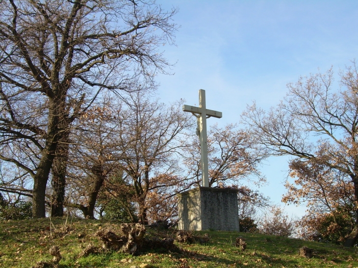 LE CALVAIRE DOMINE LA NATIONALE 7 - Auberives-sur-Varèze