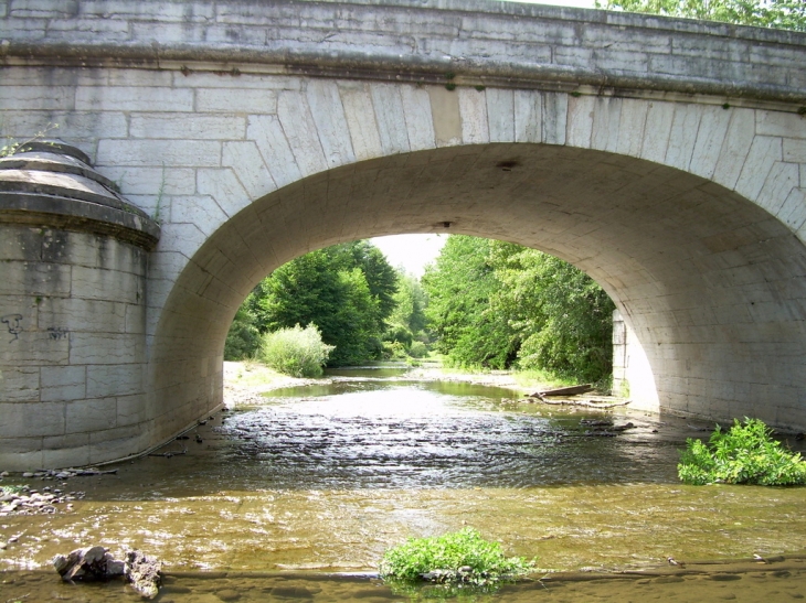 LE PONT NAPOLEONIEN SUR LA VAREZE - Auberives-sur-Varèze