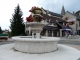 la fontaine sur la place du village