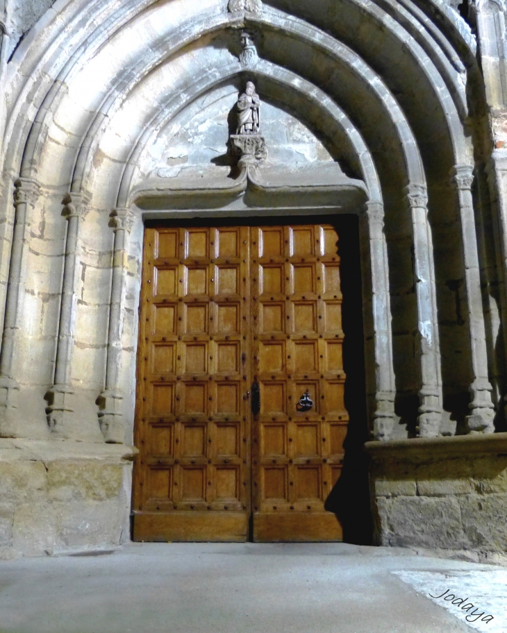 Beauvoir de Marc. La porte de l'église. - Beauvoir-de-Marc