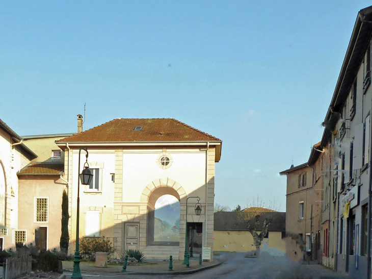 Trompe l'oeil dans le centre du village - Cessieu