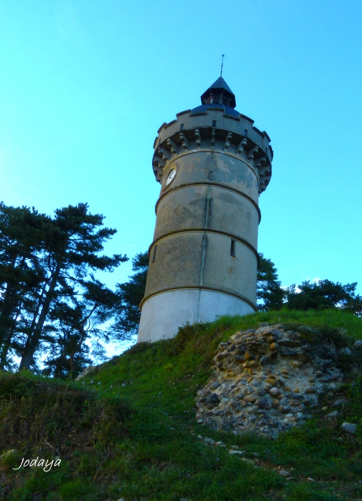 Châtonnay. La Tour du Calvaire