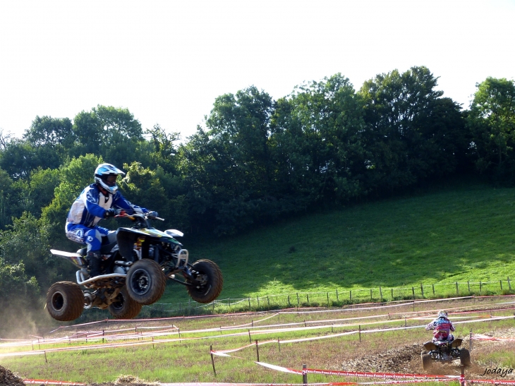 Châtonnay. Les agriculteurs en fête, 31 Août 2014. Course de Quads.