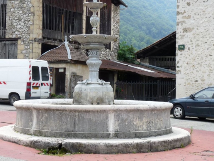 La place de la fontaine - Cognin-les-Gorges