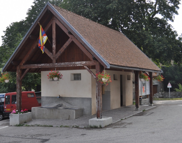 Drapeau Tibétain sur un Edifice Public - Cordéac