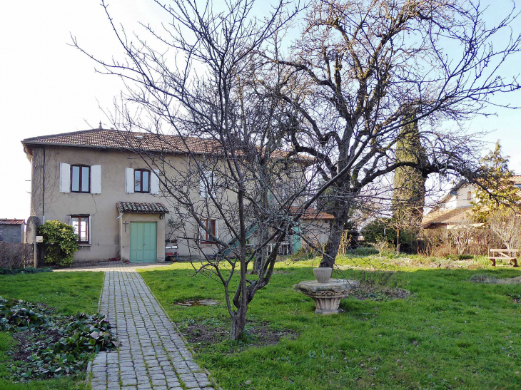 L'ancien presbytère derrière l'église - Grenay