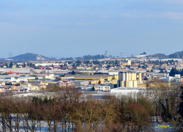 Zone d'activité d'Heyrieux vue de Saint Pierre de Chandieu.