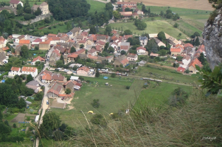 Hières-sur-Amby  vu depuis le site archéologique de Larina.