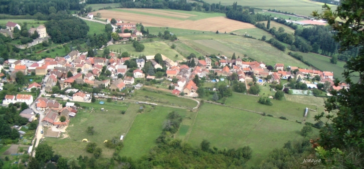 Hières-sur-Amby  vu depuis le site archéologique de Larina.